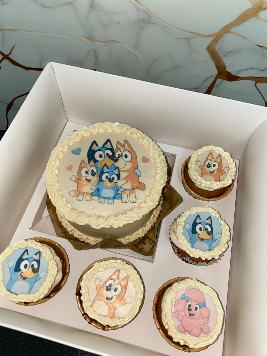 Bento box composée d'un gâteau et de cupcakes assortis