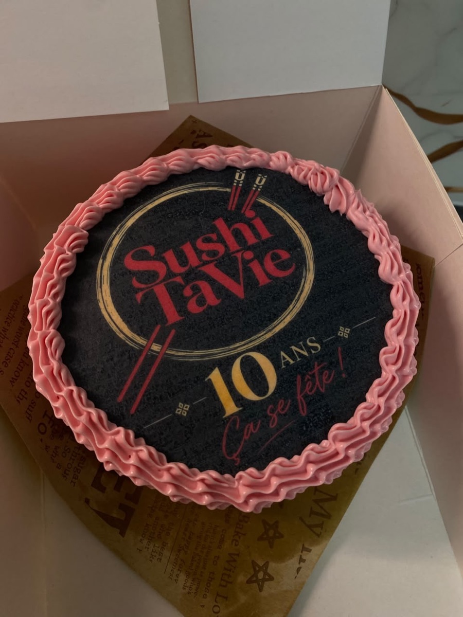 Bento cake noir personnalisé au logo d'une entreprise