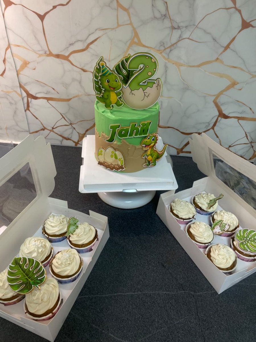 Layer cake accompagné d'une box de cupcakes assortis