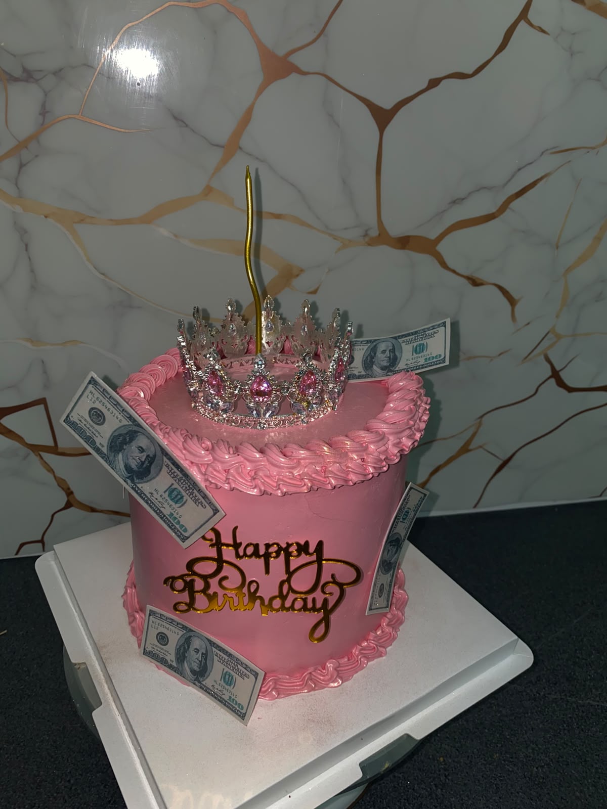 Gâteau rose surmonté d'un cierge magique
